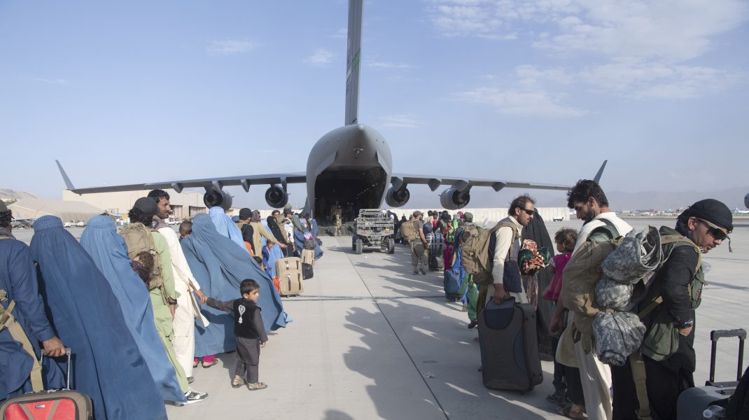 Explozie puternică la aeroportul din Kabul. Ar fi avut loc un atac sinucigaș