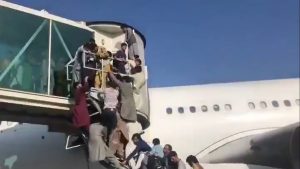 VIDEO: Scene de disperare pe aeroportul din Kabul. Sute de afgani au încercat să urce cu forța într-un avion