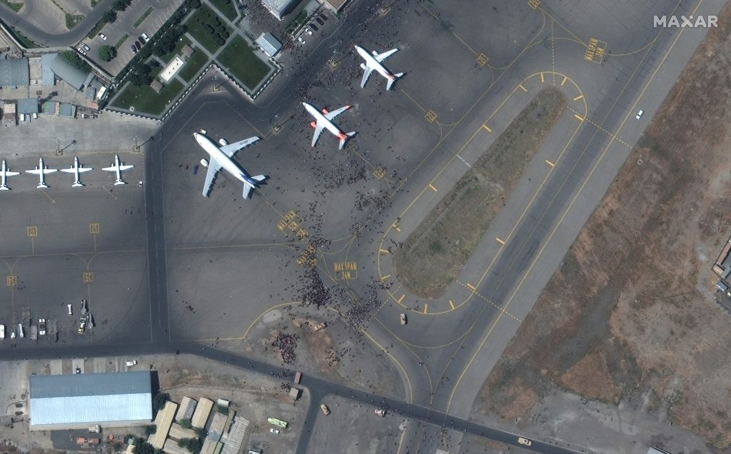 Aeroportul din Kabul văzut din satelit. Mulțimea de oameni este vizibilă pe pista aeroportului. Foto: Twitter/Maxar