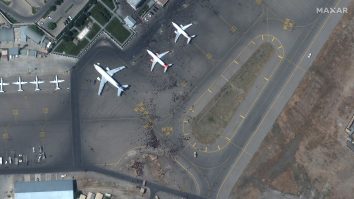 Aeroportul din Kabul văzut din satelit. Mulțimea de oameni este vizibilă pe pista aeroportului. Foto: Twitter/Maxar