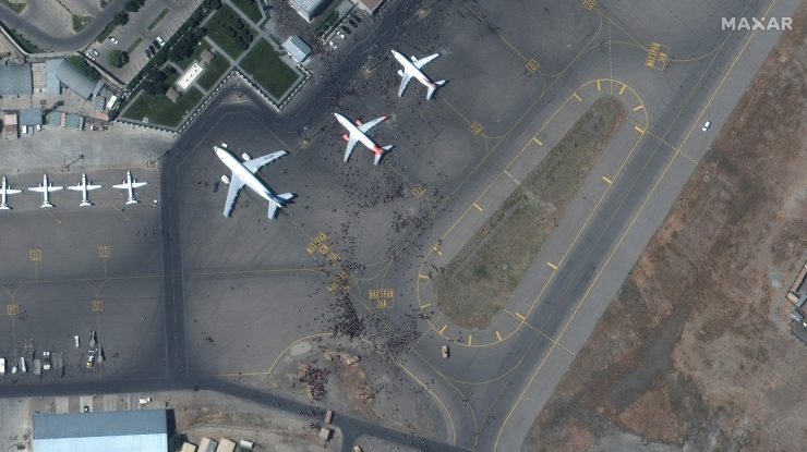 Aeroportul din Kabul văzut din satelit. Mulțimea de oameni este vizibilă pe pista aeroportului. Foto: Twitter/Maxar