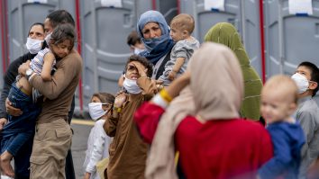 Cinci afgani transferaţi în Franţa sunt suspectaţi de legături cu insurgenţii talibani