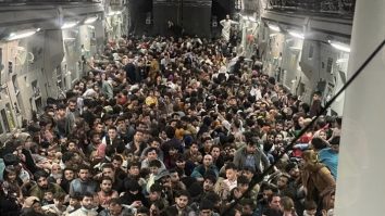 640 de persoane au încpăut în avionul C-17.