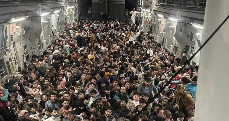 640 de persoane au încpăut în avionul C-17.