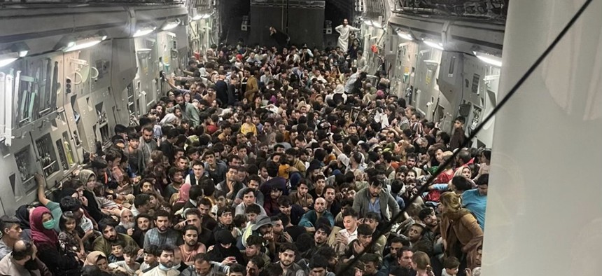 640 de persoane au încpăut în avionul C-17.