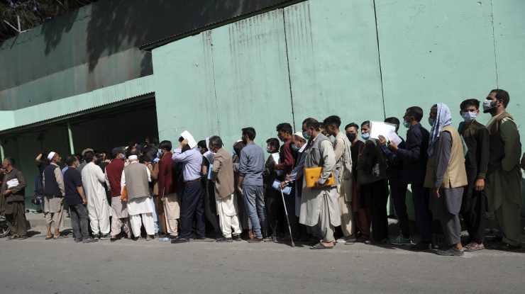 Cel puțin trei persoane au fost împușcate mortal pe aeroportul din Kabul