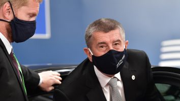 VIDEO. Premierul Cehiei a fost atacat cu ouă