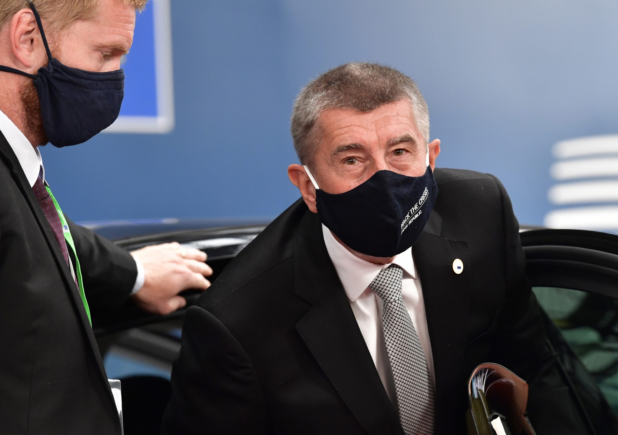 VIDEO. Premierul Cehiei a fost atacat cu ouă