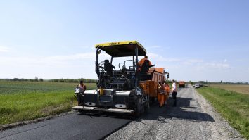 Mașină care asfaltează.