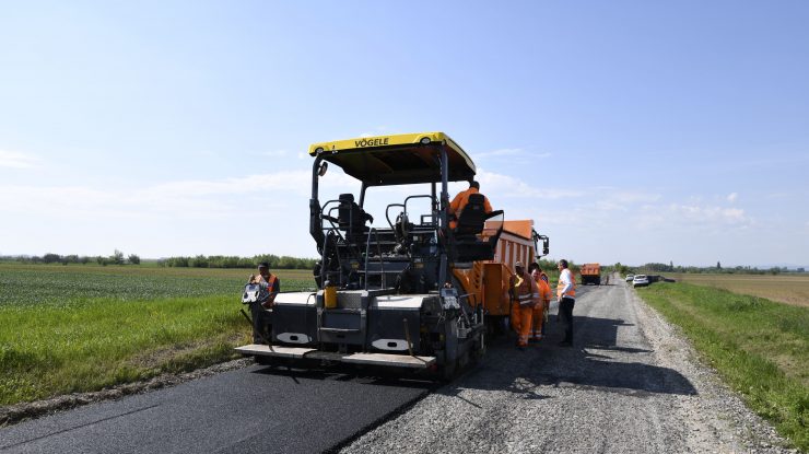 Mașină care asfaltează.