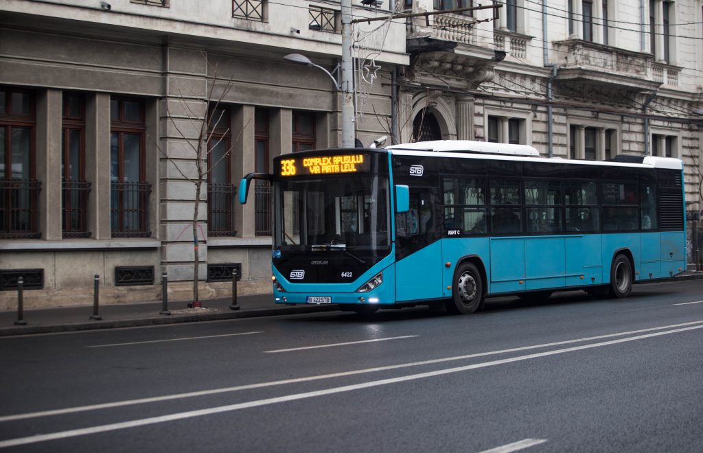 Autobuz electric pe străzile din București.