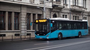 Autobuz electric pe străzile din București.