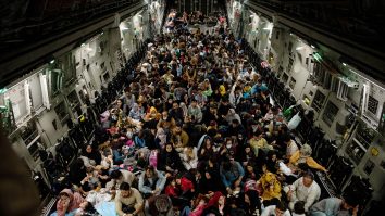 Oameni în avion, evacuați din Afganistan.