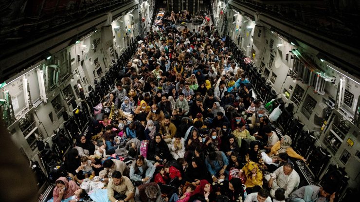 Oameni în avion, evacuați din Afganistan.