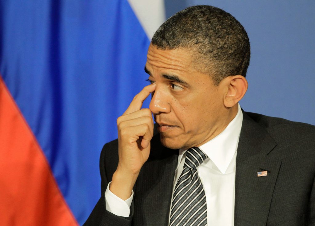 Barack Obama se scarpină la ochi.