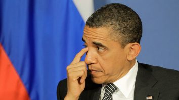 Barack Obama se scarpină la ochi.