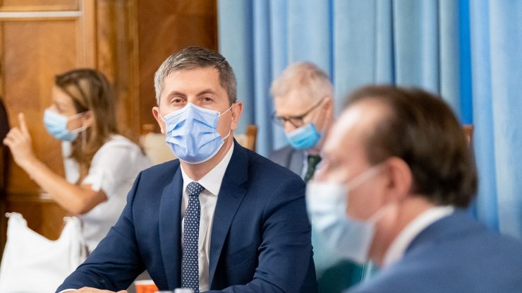 barna se uita circumspect la citu