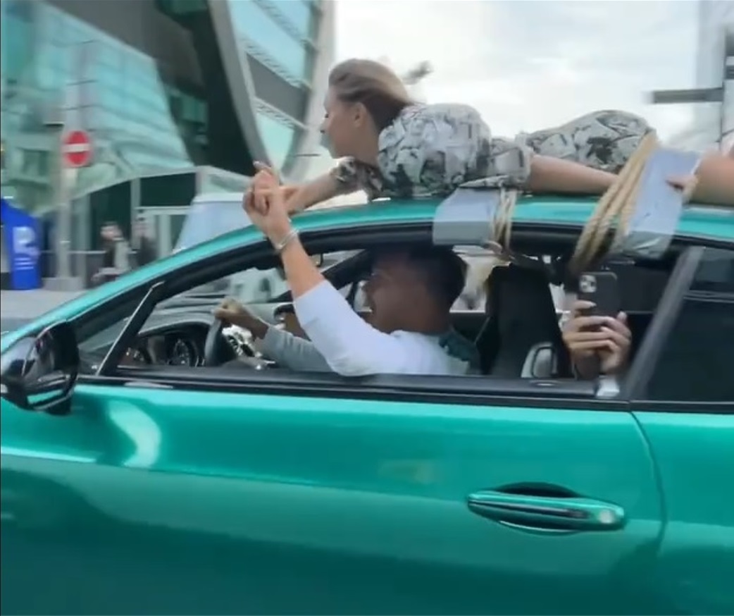 VIDEO. Momentul în care un influencer rus conduce un Bentley cu iubita legată de acoperiș