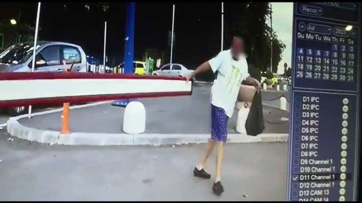Mai mulți bucureșteni au fost filmați în timp ce distrug barierele din parcările cu plată. VIDEO