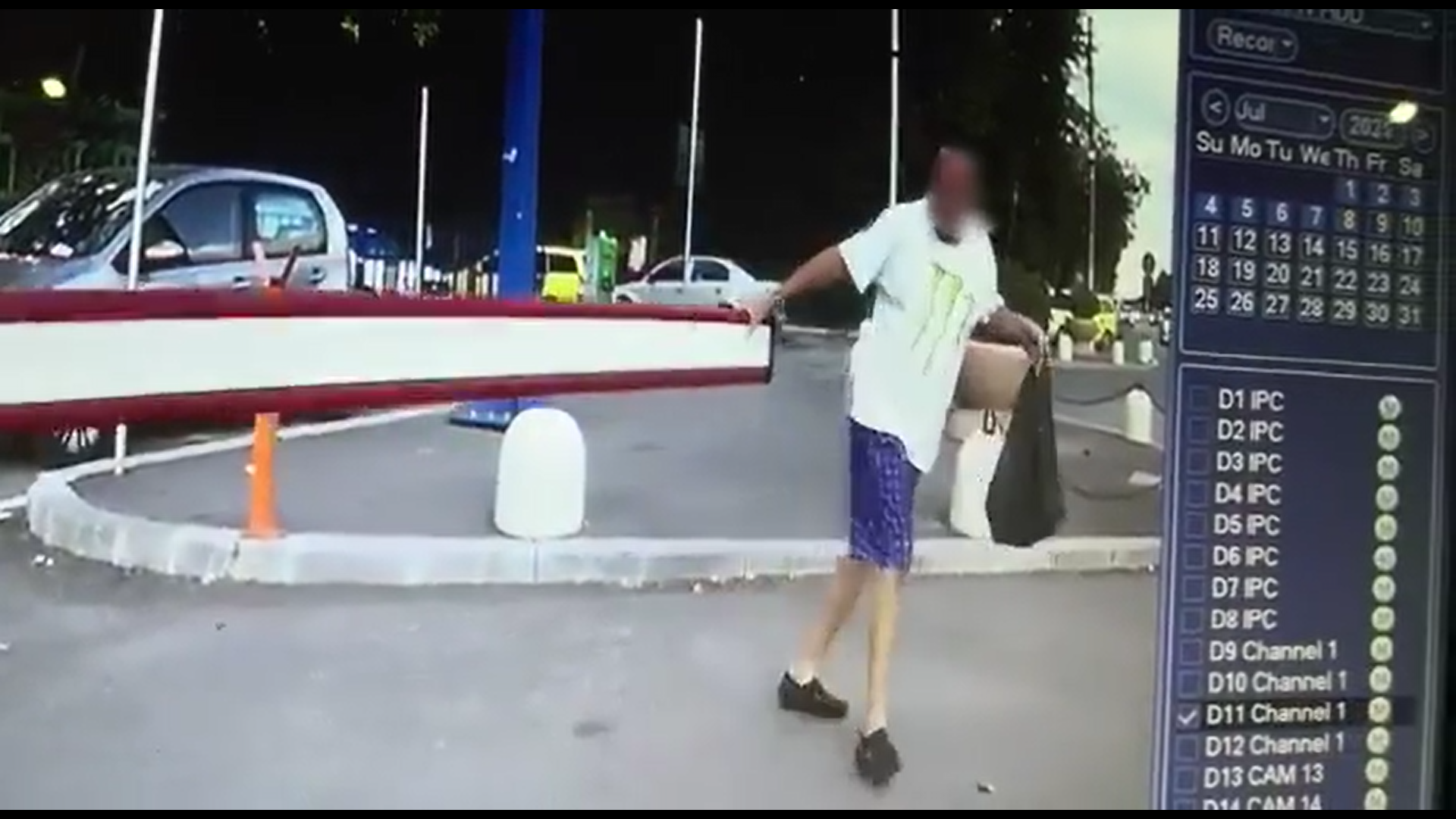 Mai mulți bucureșteni au fost filmați în timp ce distrug barierele din parcările cu plată. VIDEO