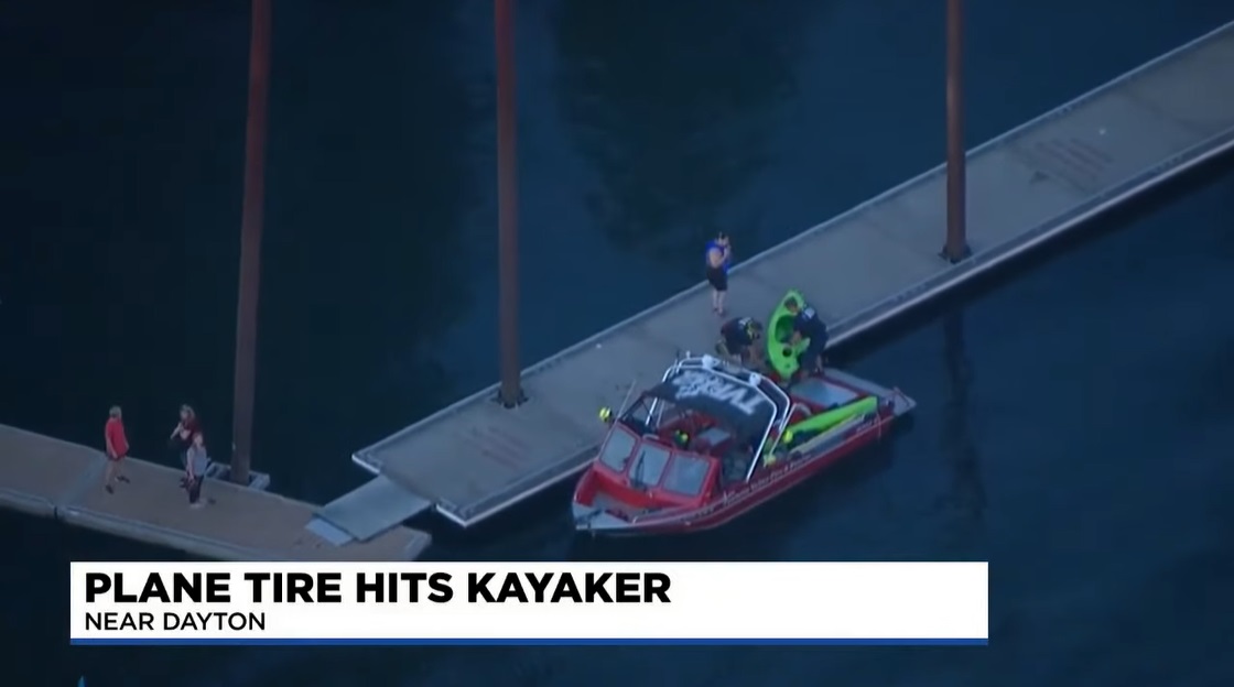 VIDEO. O femeie a fost lovită de un avion de mici dimensiuni, în timp ce se plimba cu caiacul pe un râu