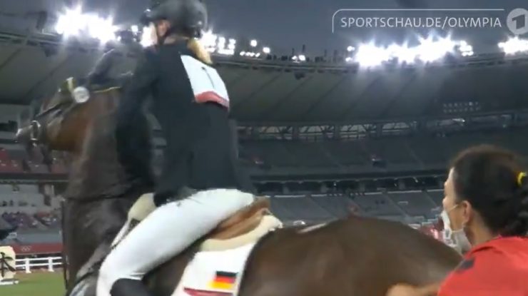 VIDEO. O antrenoare din Germania a fost exclusă de la Jocurile Olimpice Tokyo 2020, după ce a lovit un cal