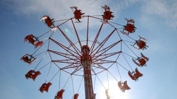 Carusel într-un parc de distracții.