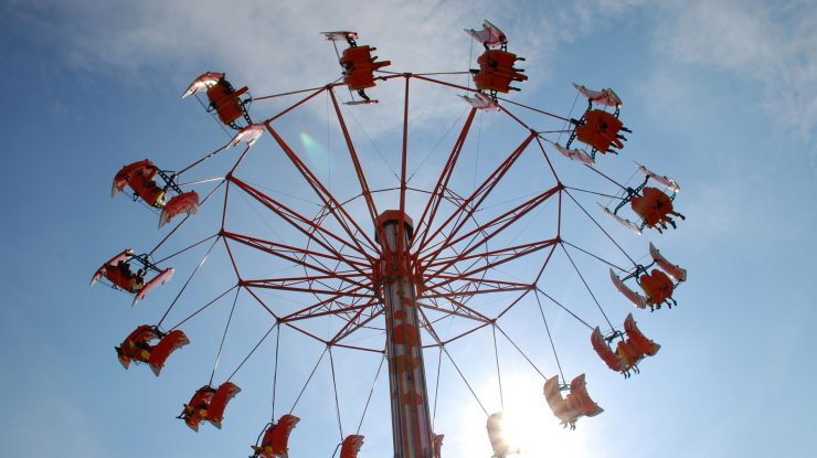 Carusel într-un parc de distracții.