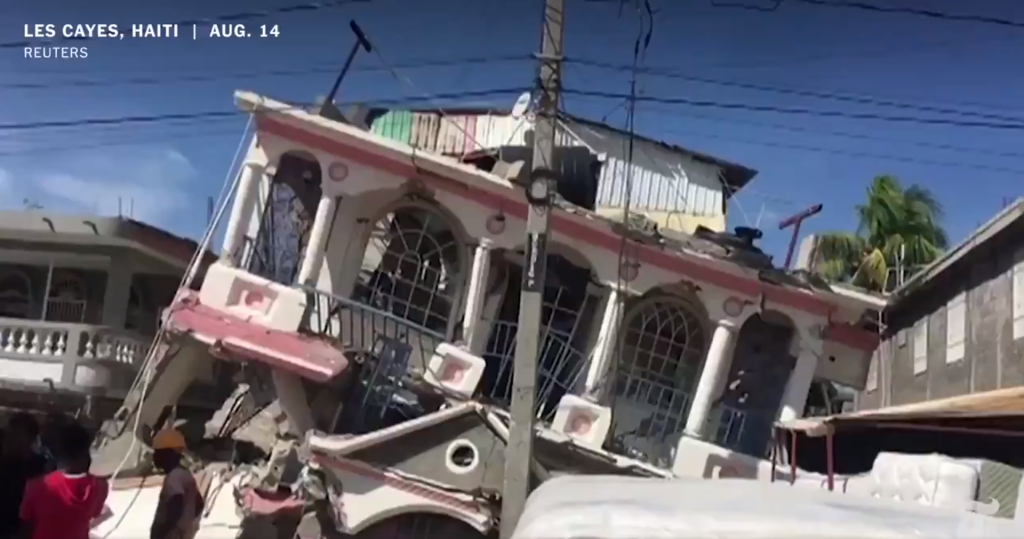 casa distrusa de cutremur in haiti, august 2021.