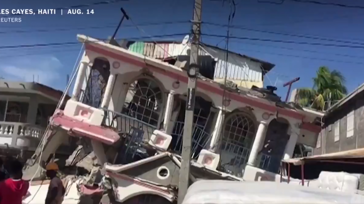 casa distrusa de cutremur in haiti, august 2021.