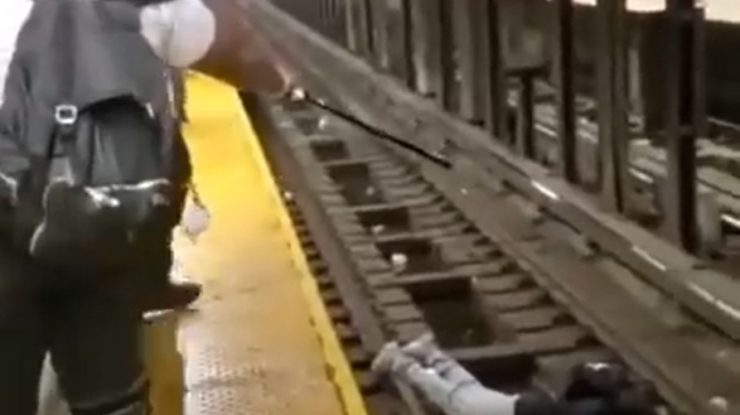 VIDEO. Momentul în care un bărbat este salvat după ce și-a pierdut cunoștința și a căzut pe șinele de metrou
