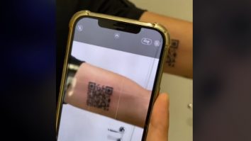 VIDEO. Un student şi-a tatuat pe braţ codul QR de pe certificatul de vaccinare anti-COVID