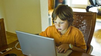 Guvernul descoperă în 2021 că școala din România nu aparține secolului XXI. Ministrul Digitalizării: „Copiii au nevoie de mai mult IT în clasele primare”