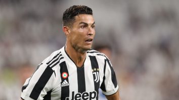 Cristiano Ronaldo în timpul unui meci de fotbal.
