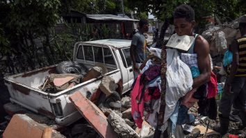oameni printre ruine dupa cutremurul din haiti