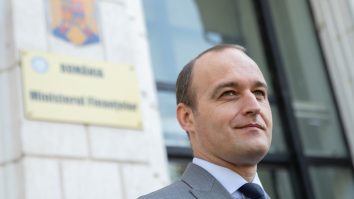 Dan Vîlceanu în fața Ministerului de Finanțe. Foto: gov.ro
