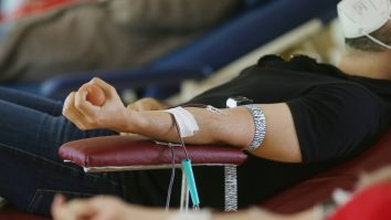 Americanii nevaccinați refuză transfuziile de sânge de la vaccinați. „Ar putea conține microcipuri sau ingrediente pentru clonarea umană”