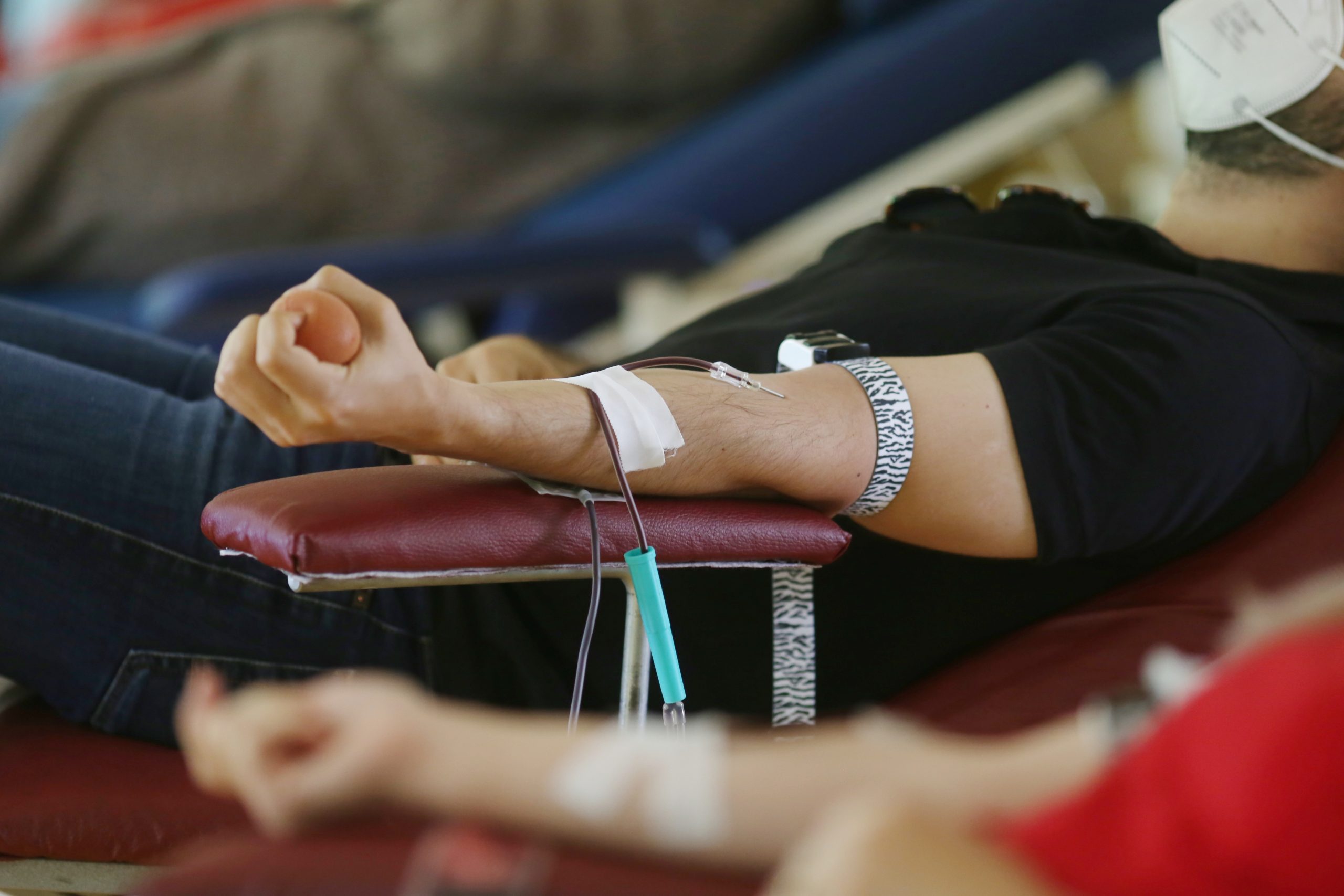 Americanii nevaccinați refuză transfuziile de sânge de la vaccinați. „Ar putea conține microcipuri sau ingrediente pentru clonarea umană”