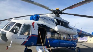 Un elicopter cu turiști s-a prăbușit într-un lac în Rusia. Supraviețuitor: „Fiul prietenului meu stătea lângă mine, n-am avut timp să-l scot”