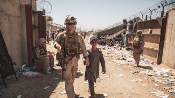 un copil si un militar sua in aeroportul din kabul.