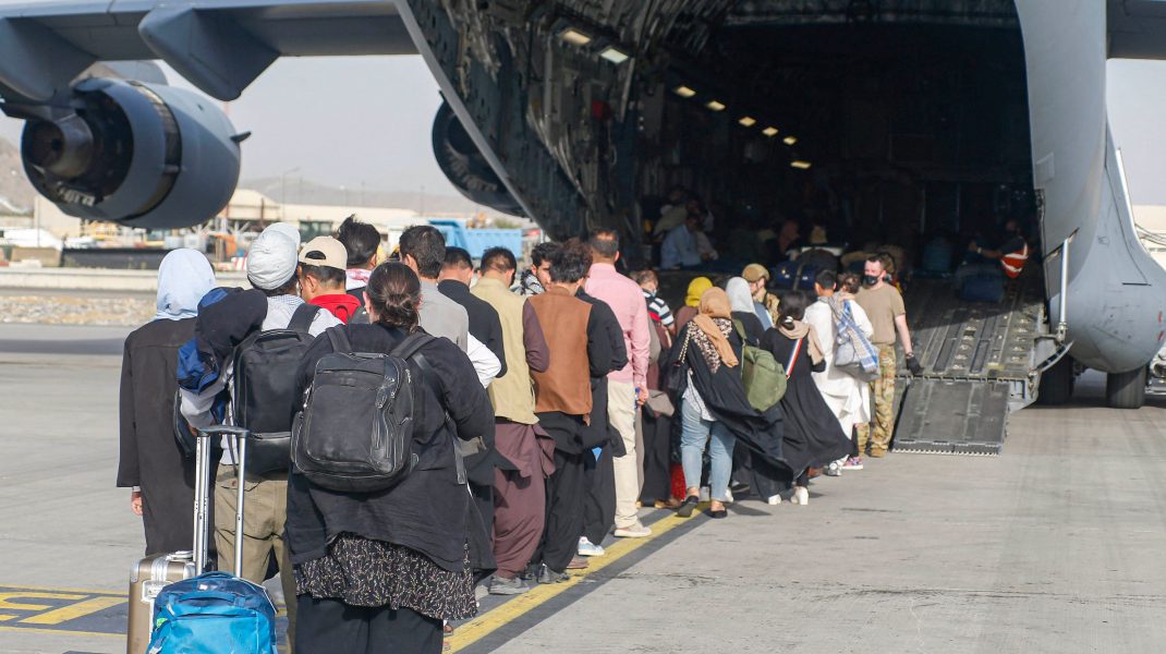afgani urca intr-un avion c-17 al sua, pe aeroportu din kabul