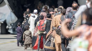 copii evacuati din afganistan cu un avion c-17 al sua.