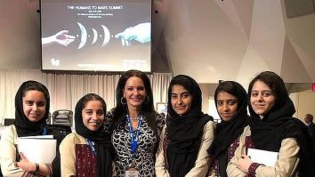 O femeie cu 11 copii din SUA a salvat 10 fete din Afganistan. Povestea impresionantă