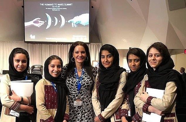 O femeie cu 11 copii din SUA a salvat 10 fete din Afganistan. Povestea impresionantă