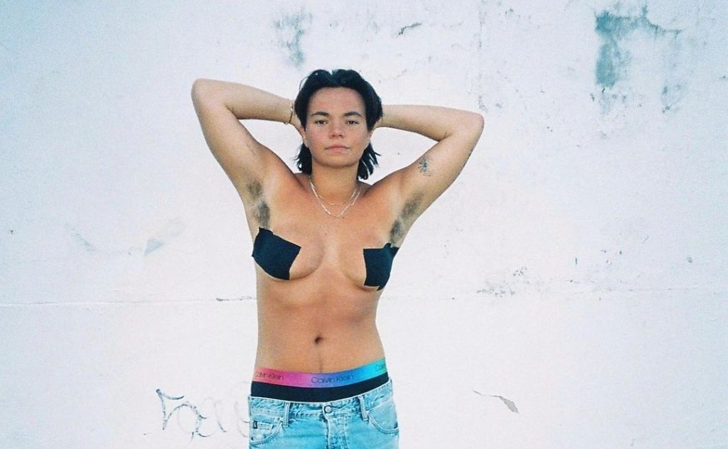 FOTO. Un fotomodel LGBTQ+ neepilat, imaginea unei noi colecții Calvin Klein