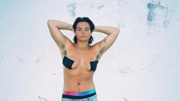 FOTO. Un fotomodel LGBTQ+ neepilat, imaginea unei noi colecții Calvin Klein