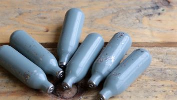 Ce este „funny gas”, noul drog care face victime pe litoral. Avertismentul Agenției Naționale Antidrog