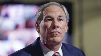 Guvernatorul Texasului, Greg Abbott, a fost testat pozitiv pentru Covid-19. Republicanul a eliminat legea privind măştile de protecţie