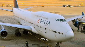 O companie aeriană cere angajaților care nu sunt vaccinați împotriva COVID-19 o  taxă de 200 de dolari