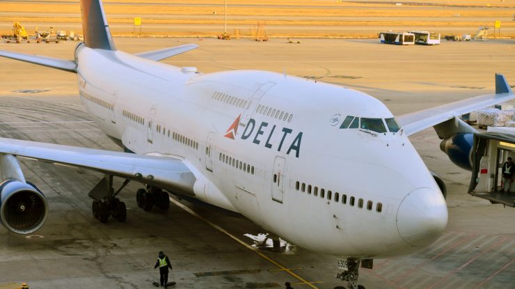 O companie aeriană cere angajaților care nu sunt vaccinați împotriva COVID-19 o  taxă de 200 de dolari